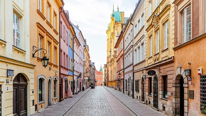 street-old-town-warsaw-poland-1