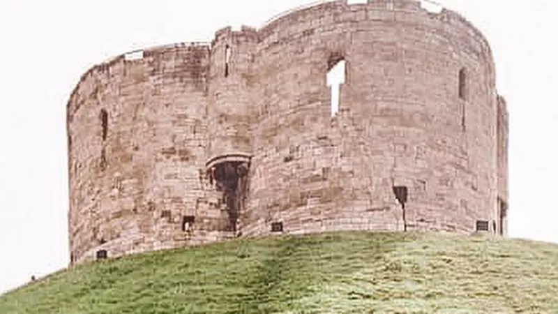 castle-walking-tour-york-england-12