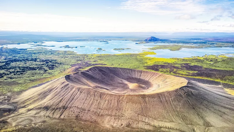cratère-hverfjall-lac-myvatn-858623354-2