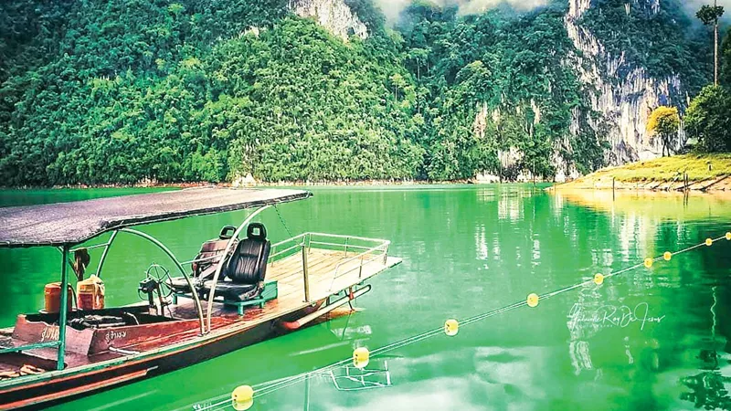 day-cruise-on-lake-cheow-larn-khao-sok-thailand-2