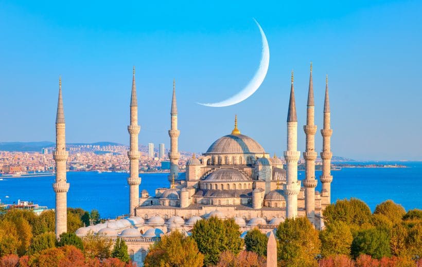 The,Blue,Mosque,With,Crescent,Moon,(new,Moon),-sultanahmet,,Istanbul,