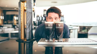 traveller-pints-guinness-storehouse-dublin-ireland-1