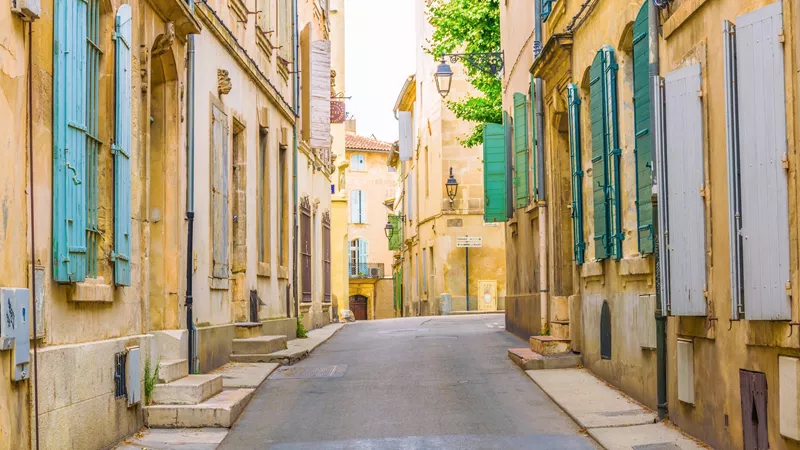 visit-the-historic-streets-of-arles-france-4