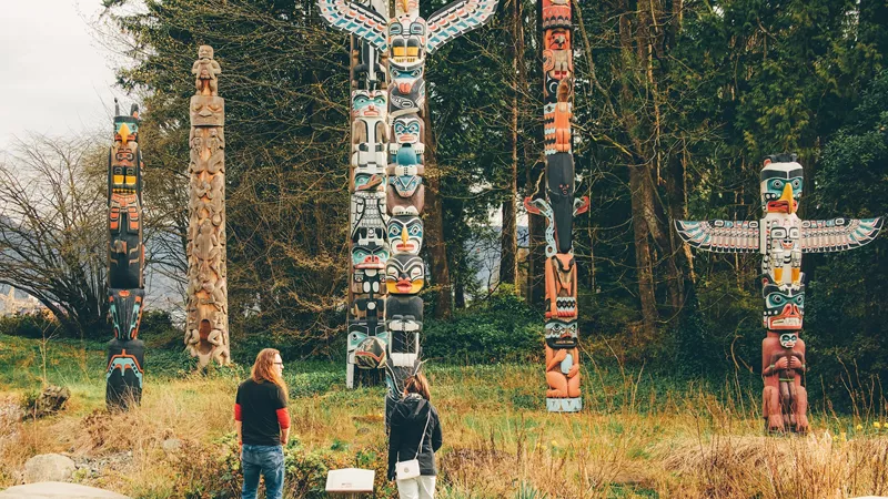 totem-poles-in-stanley-park-vancouver-canada-2